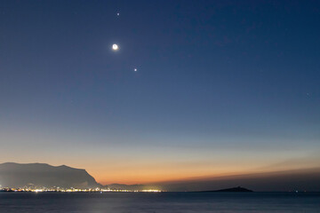 急求 从北京到宁晋的长途客车最早几点.从哪发车