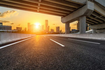 为什么京东、途虎上的轮胎比实体店便宜那么多-